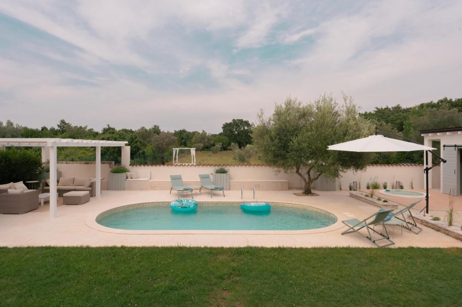 Luxury Villa In Istria - 9,000 Sqm Private Estate With Pool & Sauna, 15 Min To Sea, Near Fazana, 3 Bedrooms Jursici Exterior photo